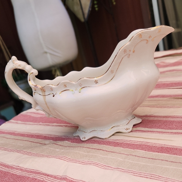 Johnson Bros White Gravy Boat with Gold Accents - Picture 6 of 9